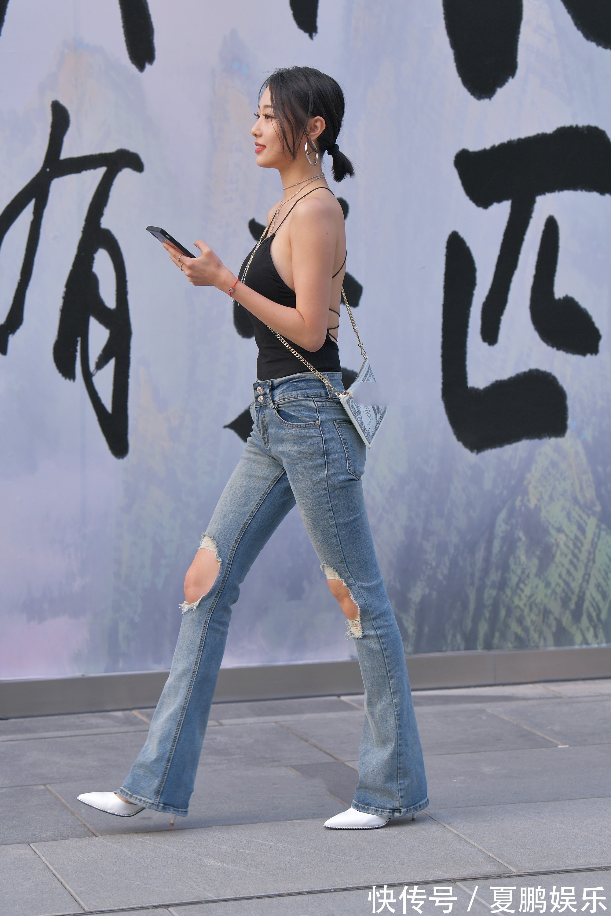 吊带 黑色吊带搭配破洞牛仔裤,青春时尚,轻松减龄