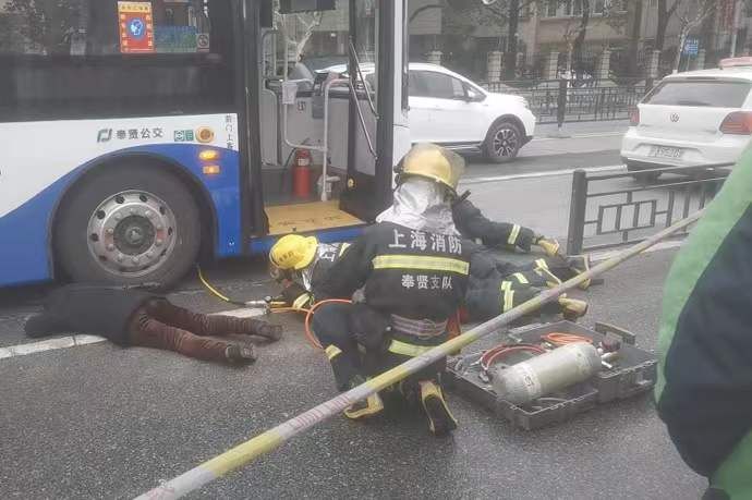 救援人员|图说│疼！女子骑车摔倒被压公交车轮下，消防员寒风中趴地救人