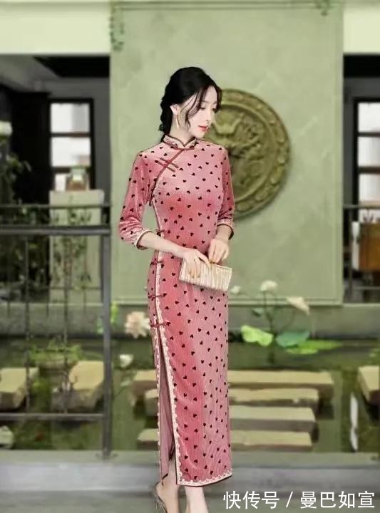 风情 一片落叶知一秋,时尚走优雅秋日路线,长款旗袍勾勒出万种风情