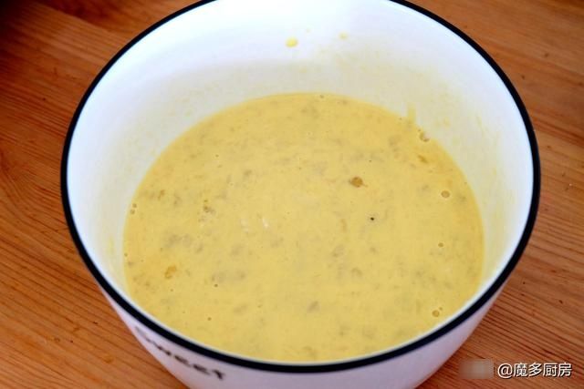 香蕉葡萄干做成蛋糕更好吃，不用打蛋器，小朋友都能轻松做