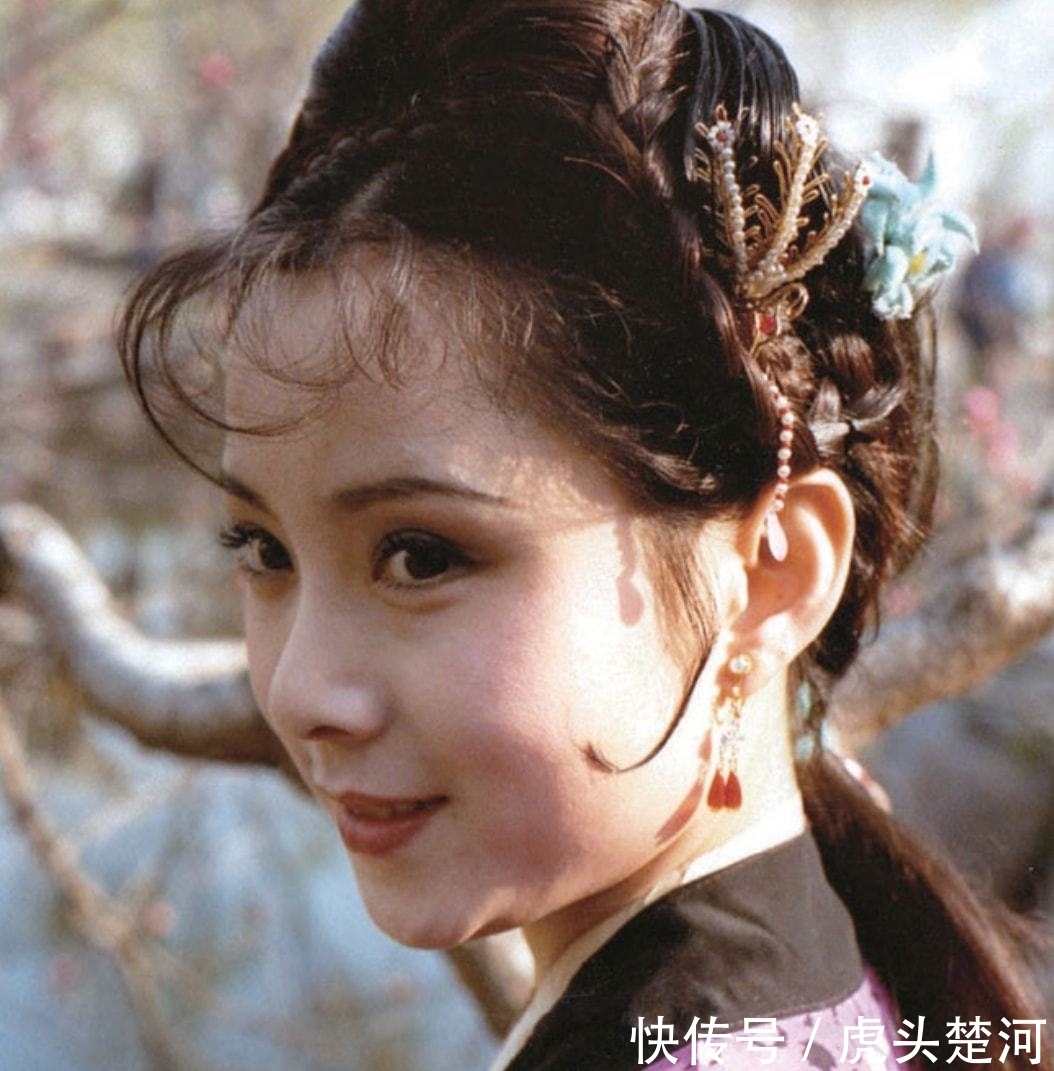 袭人$贾宝玉给探春送荔枝,一个碟子,众人为何都惦记要拿回来?