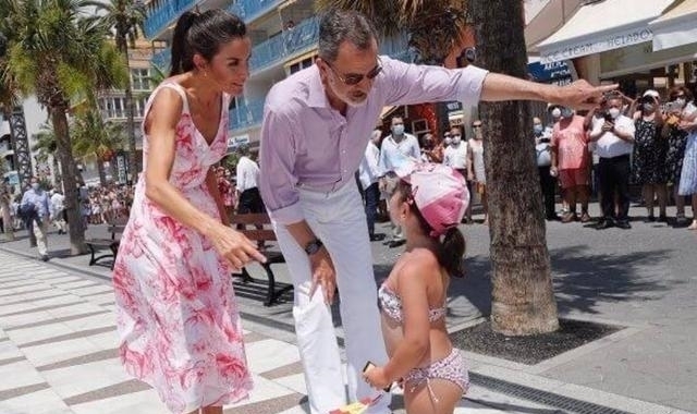 胸骨|太瘦了西班牙王后瘦到胸骨凸起,大V领开到背后大秀“蝴蝶骨”