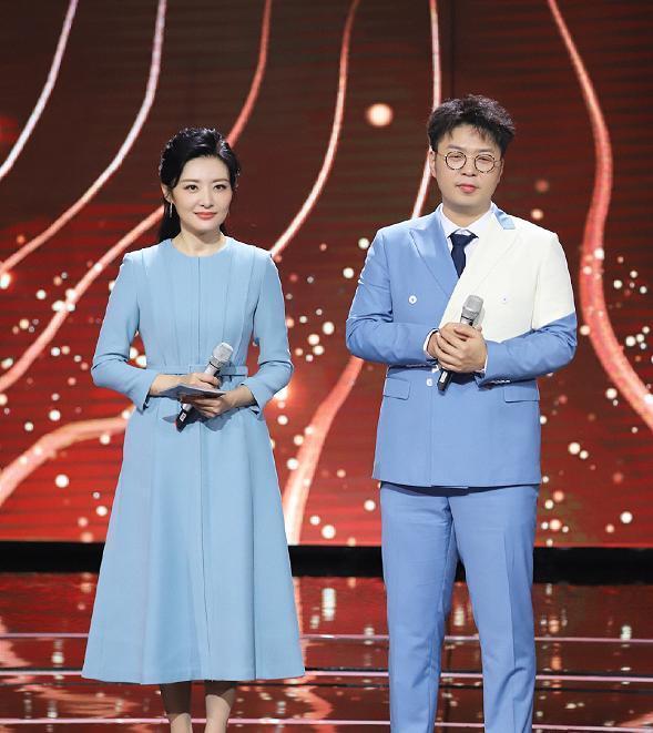 周涛的气质依然在线,穿简单的蓝色连衣裙,虽然朴素但是却抢镜十足