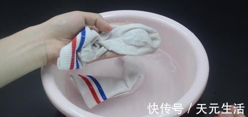 夏天穿过的袜子又脏又臭？教你一招，不仅干净还没臭味，太实用了