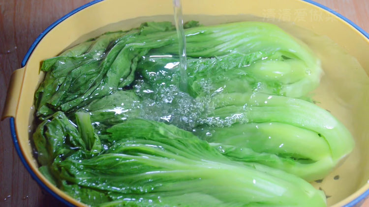 腌酸菜放盐是大错,教你一个简单做法,今天做明天吃,又酸又脆