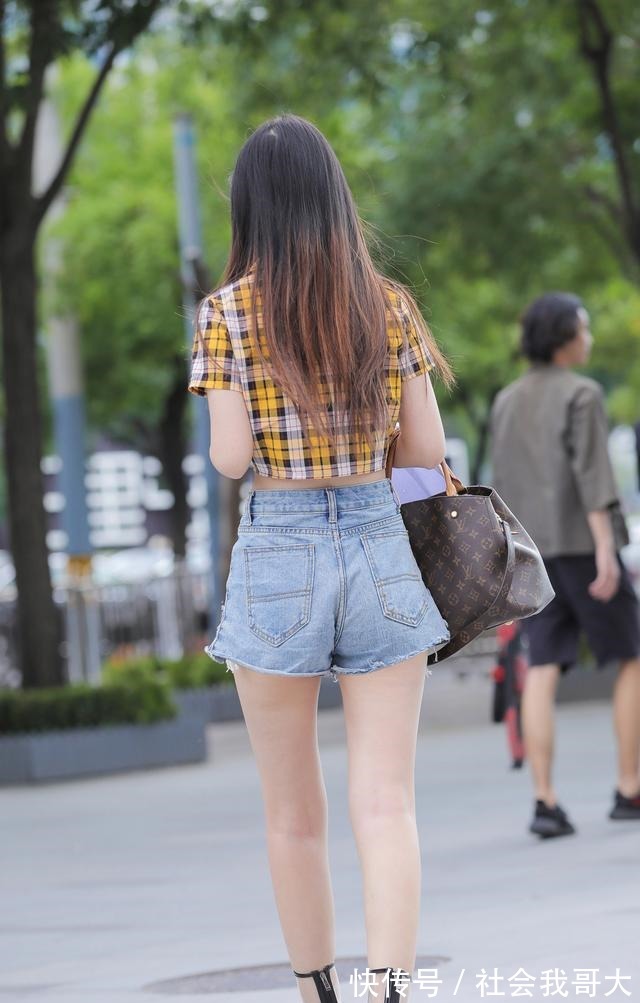 技巧 三伏天穿牛仔短裤，掌握这些穿搭技巧，轻松做个长腿气质美女！
