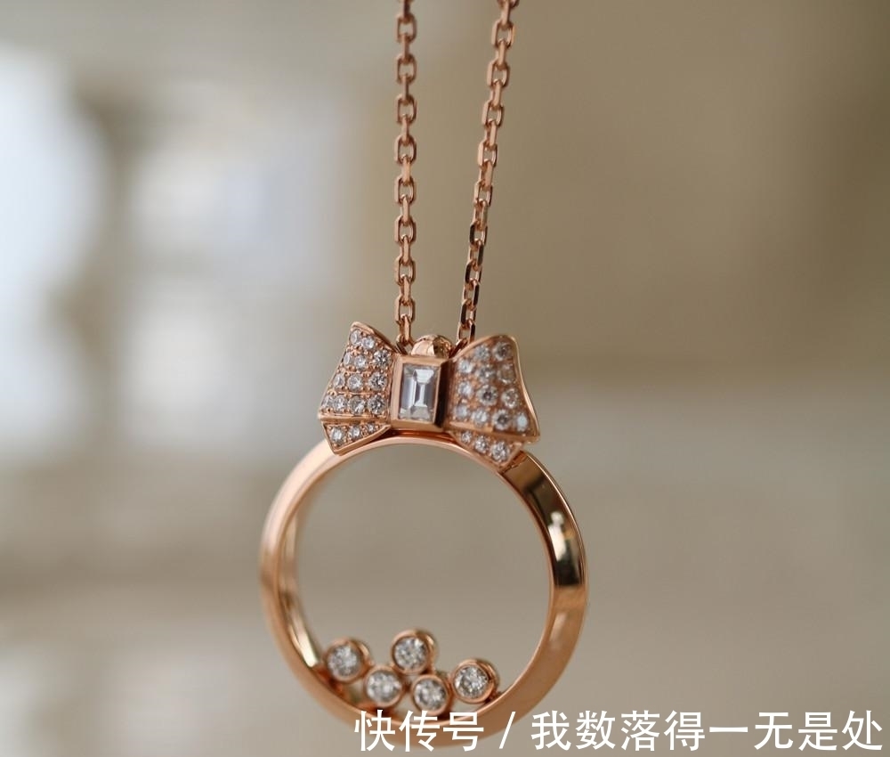 时尚|罗马假日公主的浪漫,一款设计感爆棚的时尚吊坠,就能做到喔