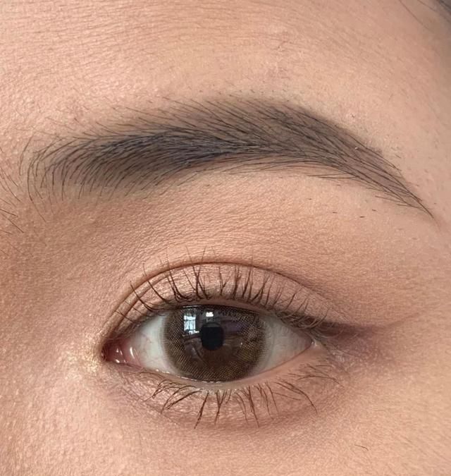 浅色|五分钟就能搞定的“通勤妆”,简单4步放大双眼,手残党也能学会