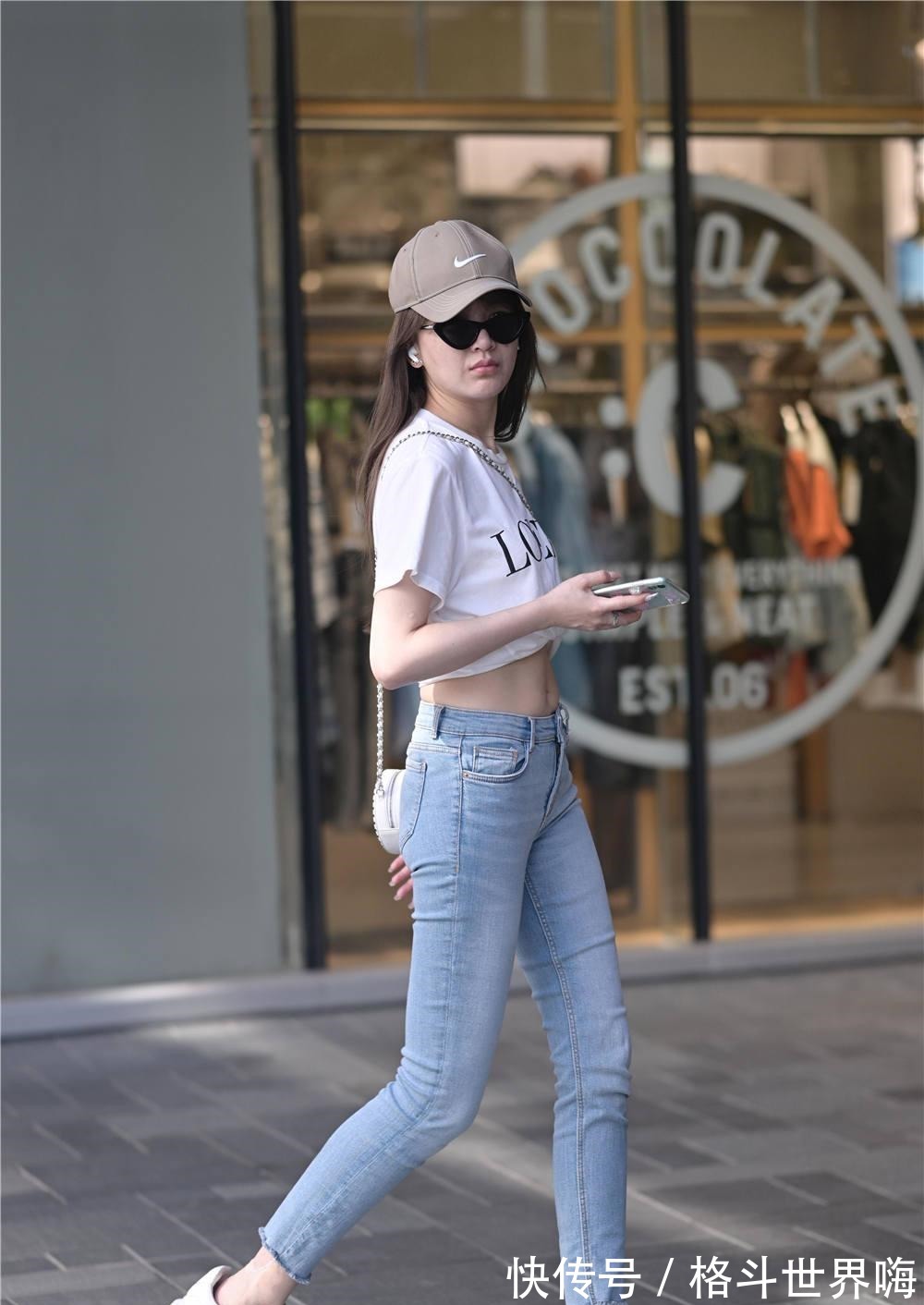 精致 紧身牛仔裤总觉得有些不一样,苗条或者身材丰满,都可以穿出精致!