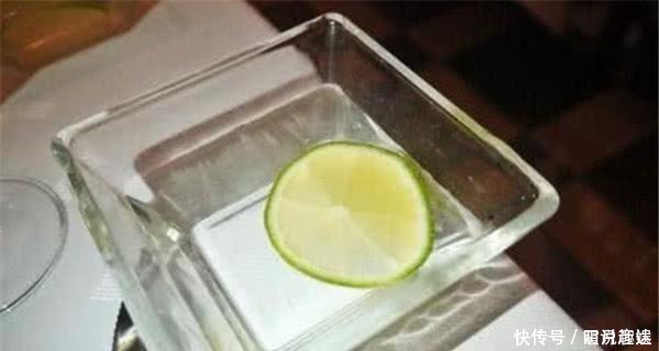 先端|为什么吃牛排时,服务员会先端来柠檬水别傻傻喝掉,容易闹笑话