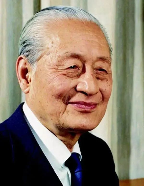 任法融@赵朴初书法规范严谨,任法融书法仙风道骨,二人对比谁的书法好?