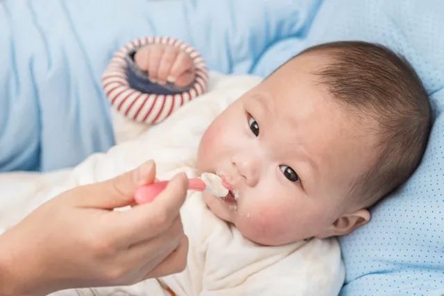 家长|八个月宝宝发育迟缓,原因是添加辅食不当惹的祸,家长要引起注意