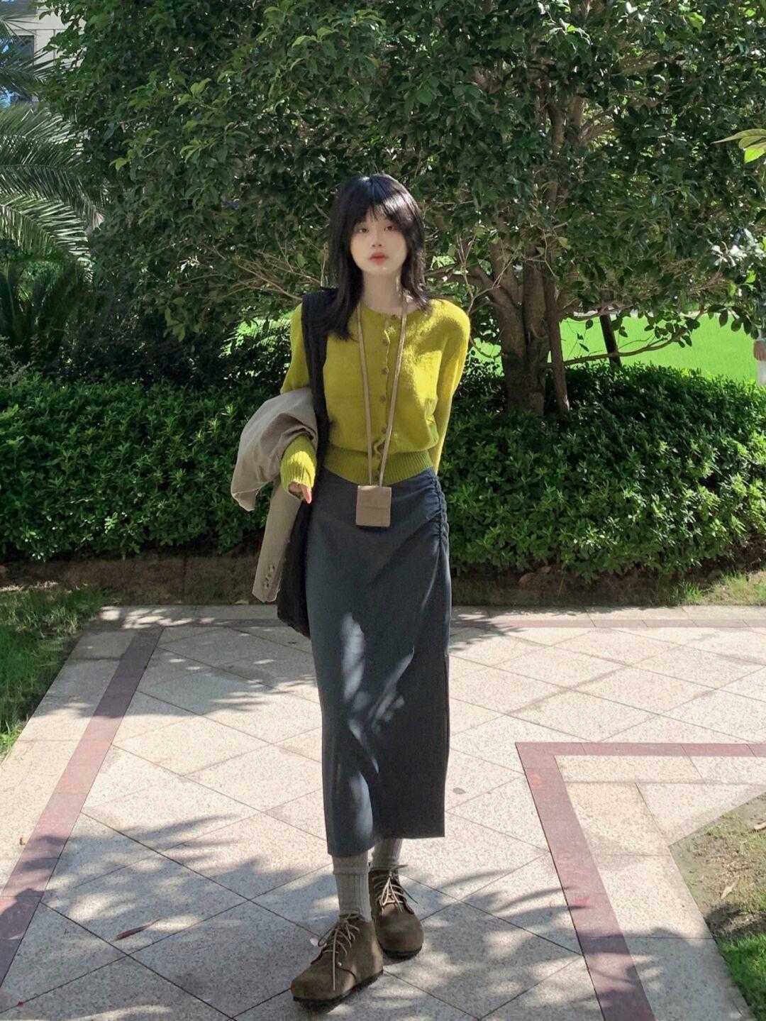 搭配|别再用西装配九分裤了!今年流行搭配小裙子,干练利落又不失温柔