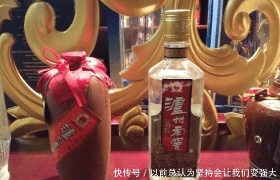 喝白酒之前滴一滴油,真假白酒立刻一目了然,经常喝白酒的注意了!