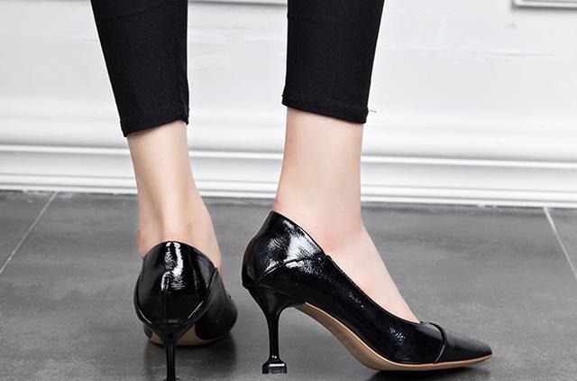 紧致 尖头细跟,能让女生散发出性感妩媚、强势利落的气场!