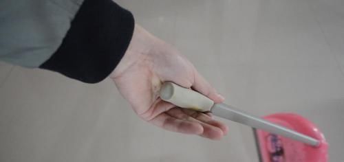 妙用|你家有破洞不用的橡胶手套吗 这个用途太厉害了, 越早知道越好