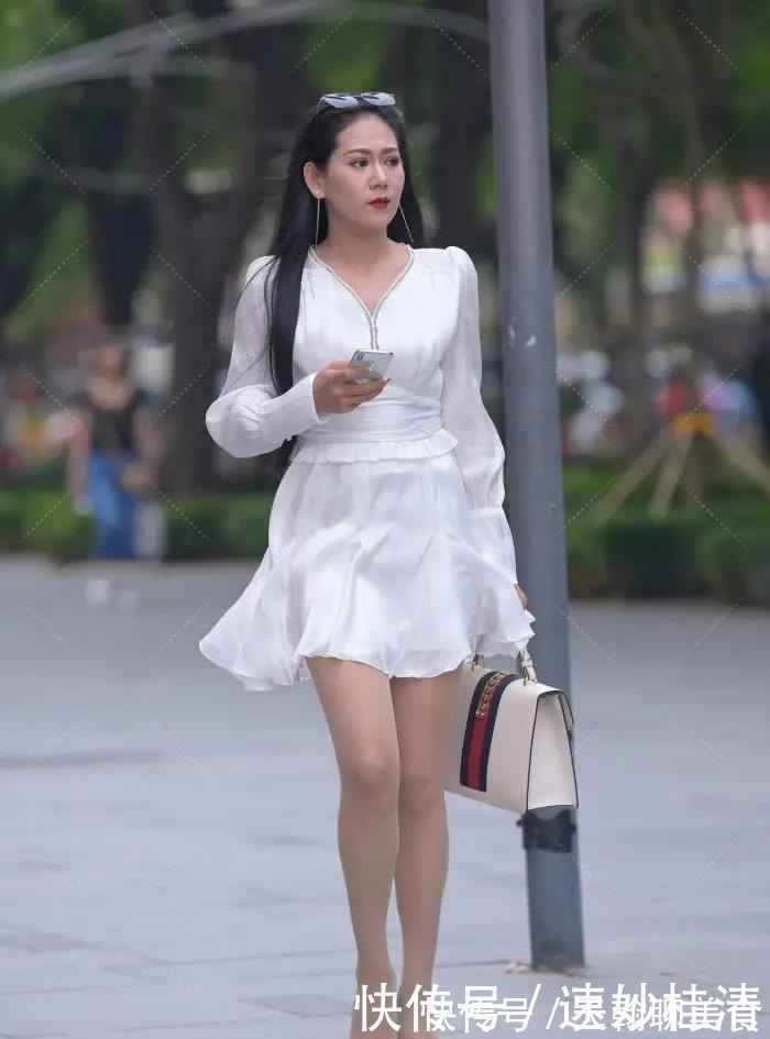 飘逸|成熟女性独具风韵,再搭配飘逸的纯白连衣裙,更添优雅精致