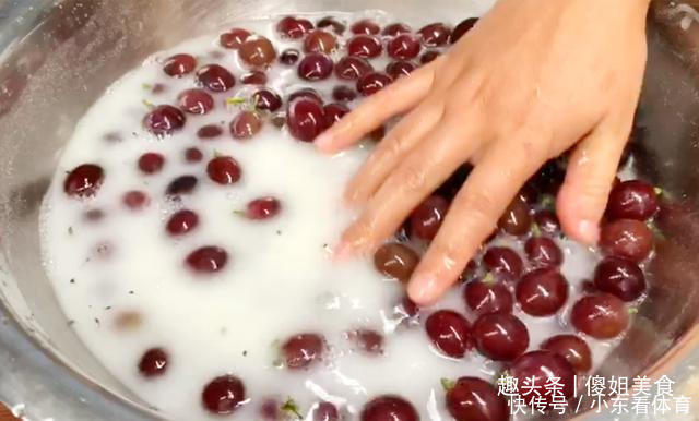 洗葡萄时，用盐还是用面粉？果农：都不对，如此洗吃着才放心