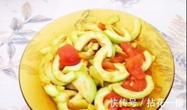 “炒西葫芦”千万别做这一步，学会了这招，爽脆可口不出汤汁