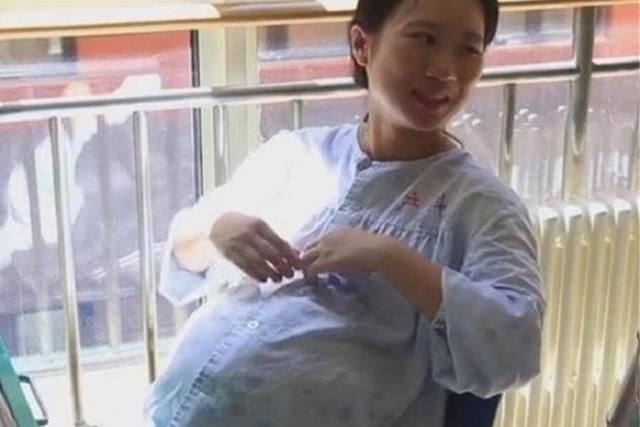 强身健体|怀上3胞胎后，孕妈肚子大得像要被撑爆一样，医生建议终止妊娠