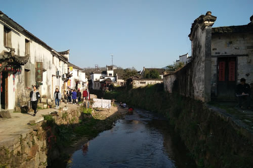 由明清遗留下来的大型古村，现有古建筑140余处，坐标安徽宣城