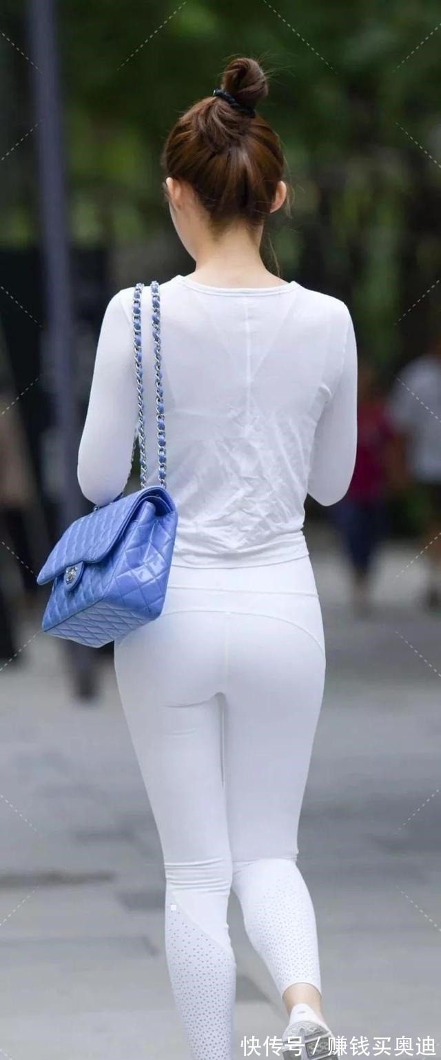 白t 穿上真丝打底裤,造型吸睛让人羡慕,大腿肉滑