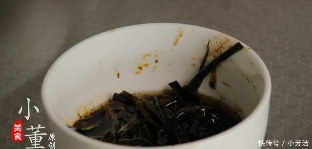 1把香葱,1碗面,不需要复杂流程,简单一拌,越吃越想吃