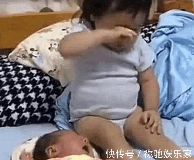 二宝|2岁姐姐被3个月大弟弟吵醒,一看妈妈不在,姐姐做法太有爱了
