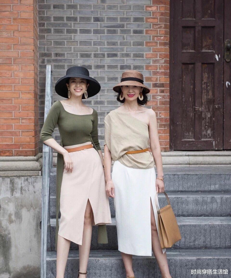 女人过了50岁，别再穿小脚裤了，今年流行这样穿，时髦减龄又气质