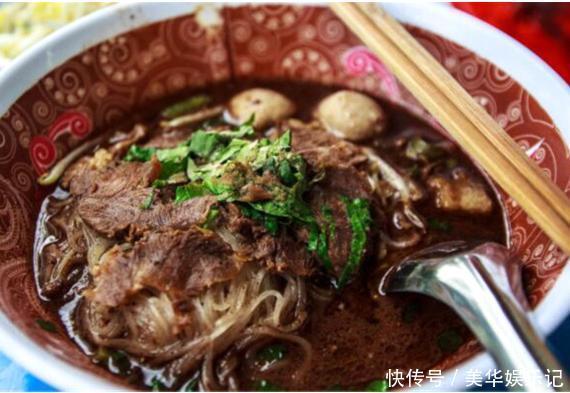 男子去面馆吃牛肉面,牛肉上泛“绿光”,服务员看了眼说“正常”