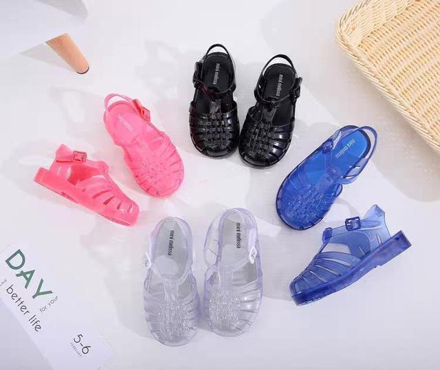 宝妈|前有“洞洞鞋”,后有“果冻鞋”,血的教训告诉你为啥别给孩子穿