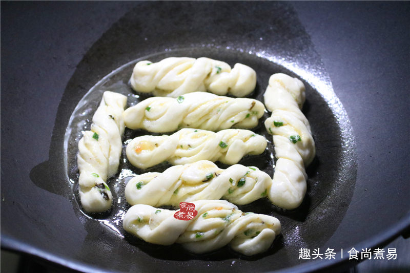 首次做这款花卷,新手也能快速学会,表面蓬松柔软,底部香酥脆口