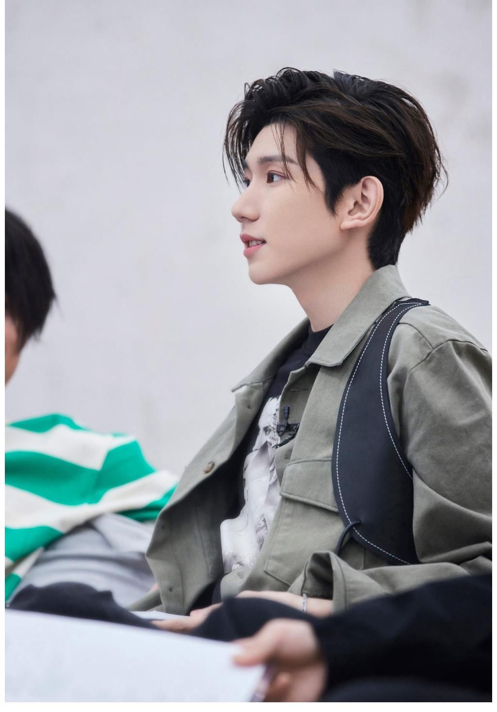 选手|王源《明日创作计划》耐心帮助选手,变反矫情达人态度超man