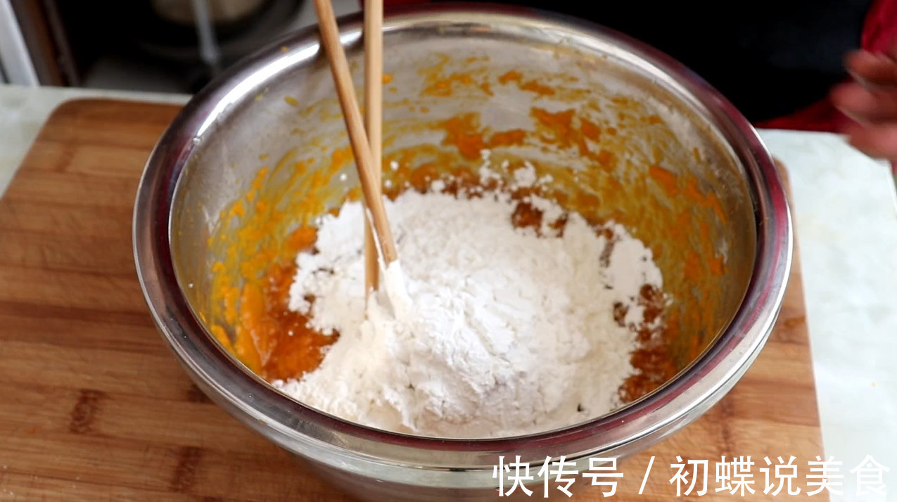 南瓜新做法,不做南瓜饼,不蒸馒头,越吃越想吃,做法超简单