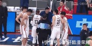 央视|央视全国直播中,韩德君威姆斯冲突被消音,易建联一举动维护两人