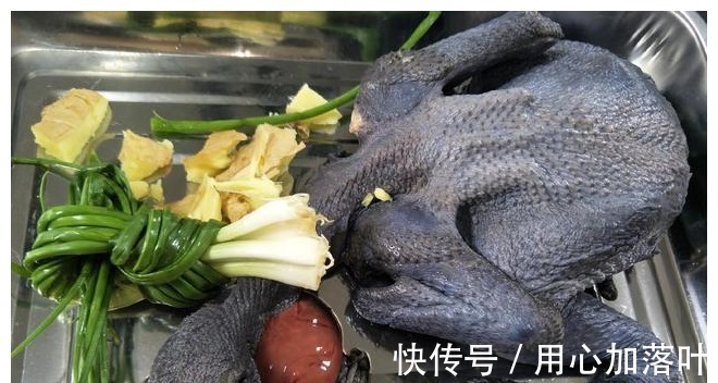 烧鸡|把1只乌鸡扔进压力锅,不放盐不放油,出锅比烧鸡还好吃!