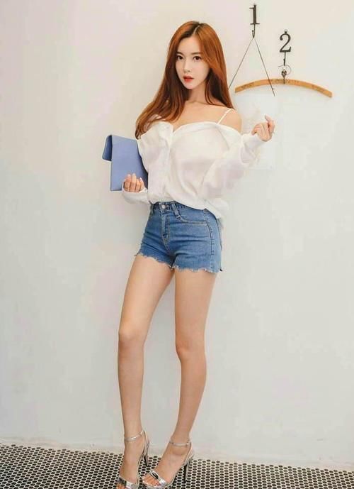 性感 小姐姐爱穿超短裤,搭配性感小吊带,穿出成熟火辣魅力!