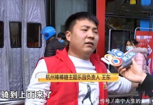 负责人|从充气城堡摔下来,家长质疑安全隐患,管理员:你在玩手机