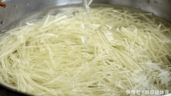 脆嫩|凉拌土豆丝,先焯水就错了,记住这4个步骤,简单开胃,脆嫩爽口