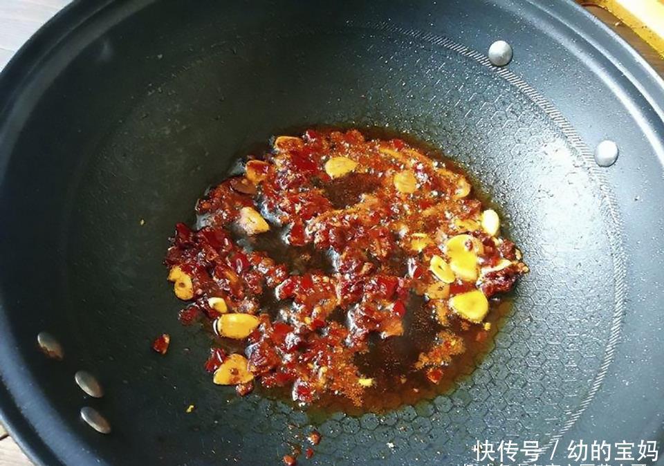 香味|做酱大骨用不用焯水,大厨教你正确做法,香味浓郁肉软烂,太香了