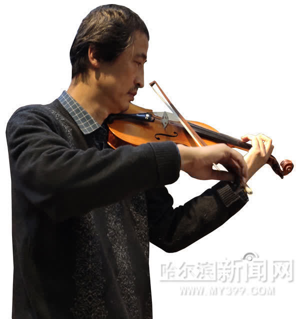 他那把镇店老琴 有两百多年历史