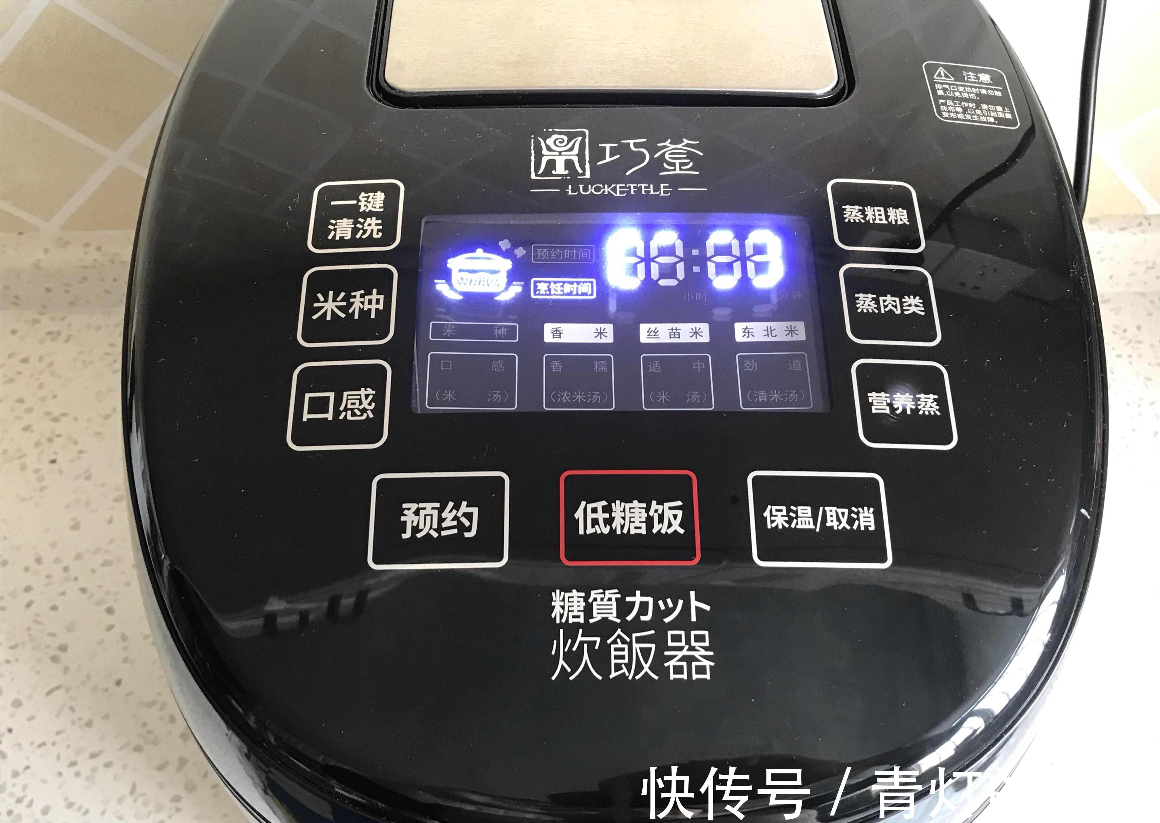 家常蚝油金针菇蒸豆腐，鲜美可口，蒸一蒸就出锅太简单了