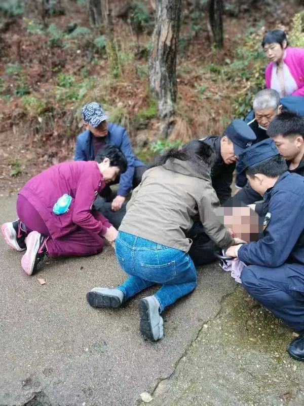 老人突发疾病心脏骤停 在湖南培训的两名江苏医生紧急救人