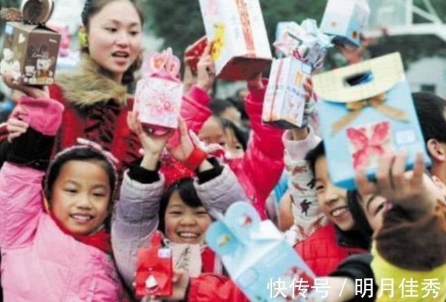 废纸|孩子幼儿园互换圣诞礼,近千元文具换回废纸人,查完价格家长傻眼