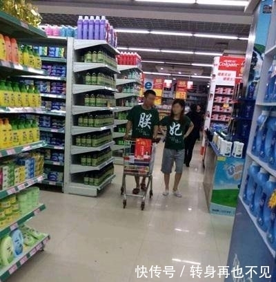 |搞笑图片幽默段子笑话:兄弟你是没有事情做了?还对牛弹琴?