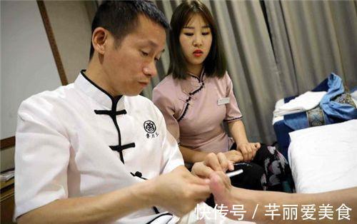 男子|男子修脚30年，用万人脚皮拼出《迎客松》，富豪欲出20万买走