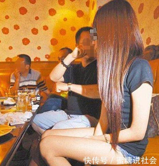 ktv陪酒女多次被灌醉,客人还不让上厕所,网友:自找的!