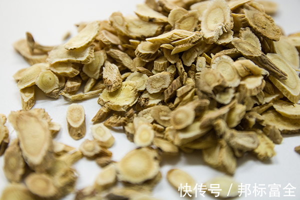 最佳拍档|医生列出了黄芪的“最佳拍档”，用来泡水喝，身体会受益颇多