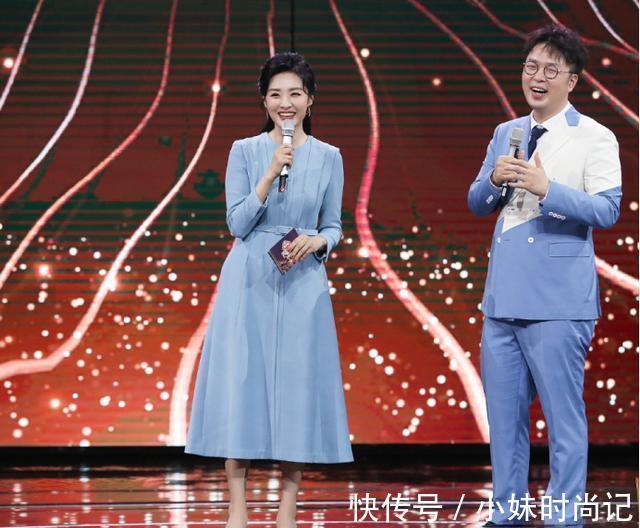 薄背|周涛的气质依然在线，穿简单的蓝色连衣裙，虽然朴素但却抢镜十足