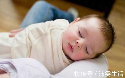 喂奶|“抱着睡得香,一放就醒”,到底什么原因?宝妈来学学这么做